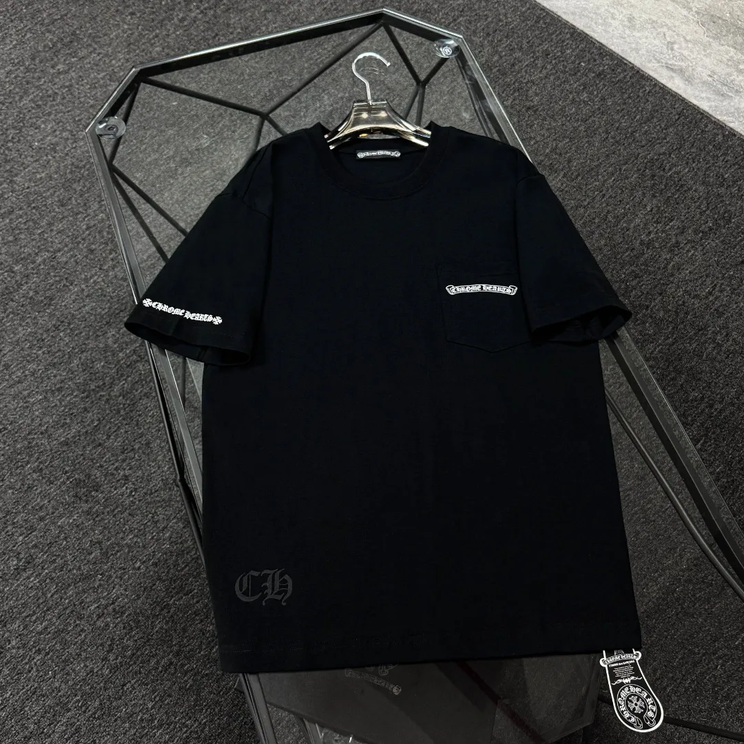 P170 Chrome Hearts Chrome Hearts 25 high-end versions. The fabric is made of 300 grams of high-density pure cotton. It does not deform or shrink. It has three labels. It is the same style for men and women. Technology: Digital printing. Color: White. Black. SIZE: S-XL.